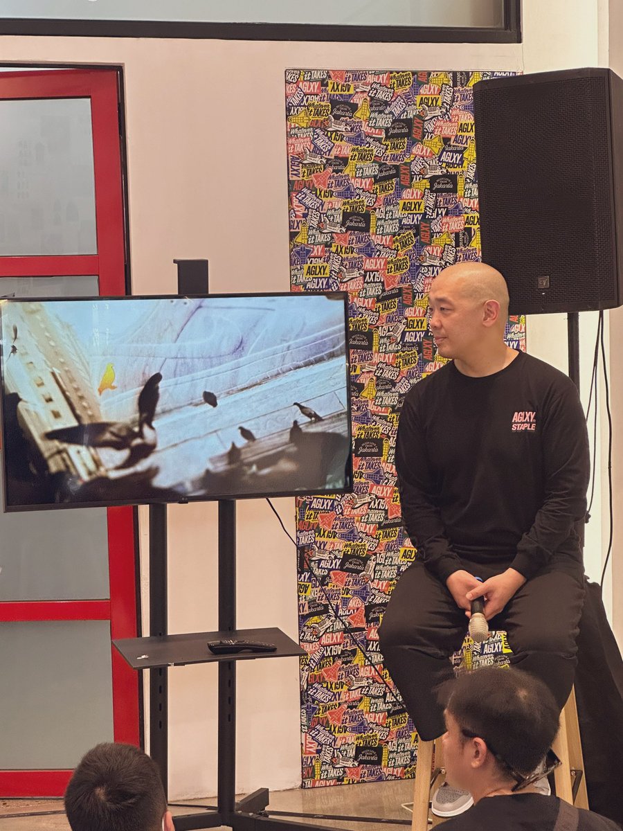 ashes66's tweet photo. 🌟 a legendary encounter @jeffstaple at his book release! A true cultural icon, reshaping streetwear, web3 , future of collaborative innovation. The Four F mantra is something i’ll personally keep #family #finance #fun #folio  ✨ #TheStapleStory #JeffStaple @aglxyco @HYPEBEAST https://t.co/u3C2JGEJcG