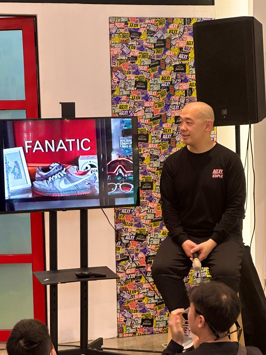 ashes66's tweet photo. 🌟 a legendary encounter @jeffstaple at his book release! A true cultural icon, reshaping streetwear, web3 , future of collaborative innovation. The Four F mantra is something i’ll personally keep #family #finance #fun #folio  ✨ #TheStapleStory #JeffStaple @aglxyco @HYPEBEAST https://t.co/u3C2JGEJcG