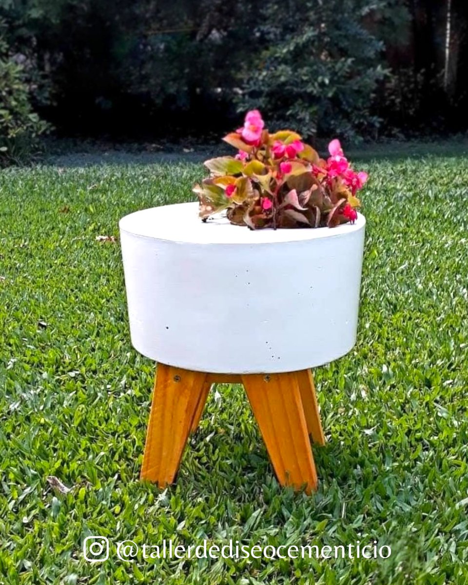 Hola, Hola 👋🏻😘!
Por aquí les dejo está Maceta de Cemento con catre de madera artesanal, DISPONIBLE..!! Podés elegir el color que más te guste..!
No es hermosa ?
Consultanos ✍🏻

Gracias por sus RT ❤️🙌🏻!

#emprendedores #macetas 
Ig 👇🏻
instagram.com/tallerdediseoc…