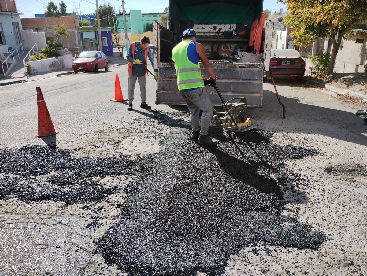 TWAMADERNA's tweet photo. Nueva jornada de bacheo en Trelew.
Esta vez con equipos trabajando en la calle Edwin Roberts, seguimos avanzando en el mejoramiento de las calles de la ciudad.

#TenésServicios
#TenésTrelew https://t.co/2kFBncKaHt