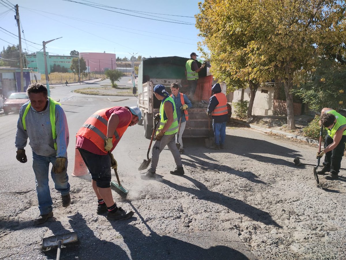 TWAMADERNA's tweet photo. Nueva jornada de bacheo en Trelew.
Esta vez con equipos trabajando en la calle Edwin Roberts, seguimos avanzando en el mejoramiento de las calles de la ciudad.

#TenésServicios
#TenésTrelew https://t.co/2kFBncKaHt