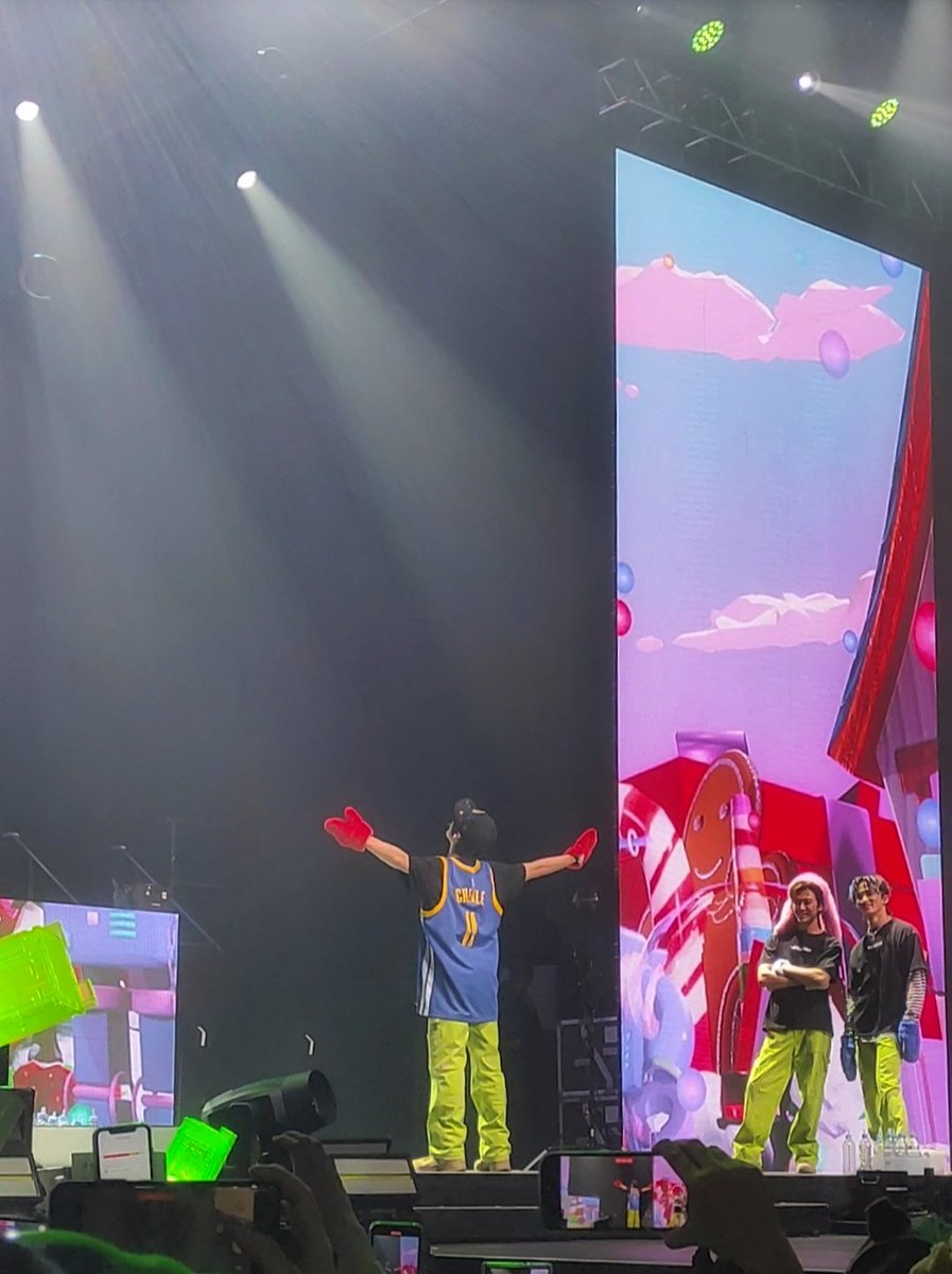 straw_berrycrab's tweet image. Chenle's goodbye feat Jaemin and Mark standing there looking at him like proud parents 😄