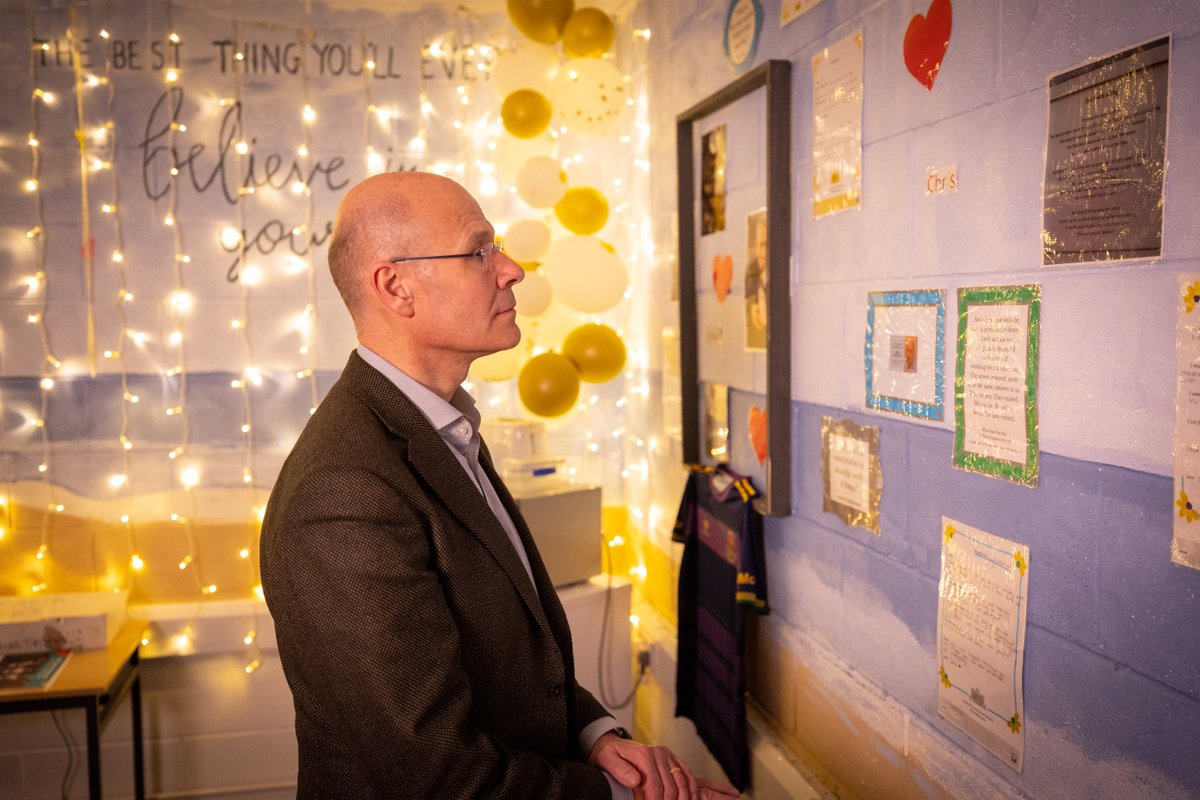 MarieCurieNI's tweet photo. Thanks to Ciaran Milligan and students Colleen and Kiah from @ShimnaIC for welcoming @MarieCurieNI @matthewreedblog @merynisle to see their impressive #wallofreflection as part of our recent #dayofreflection. The school should be commended for its work in building resilience. https://t.co/mNeZArSUJn