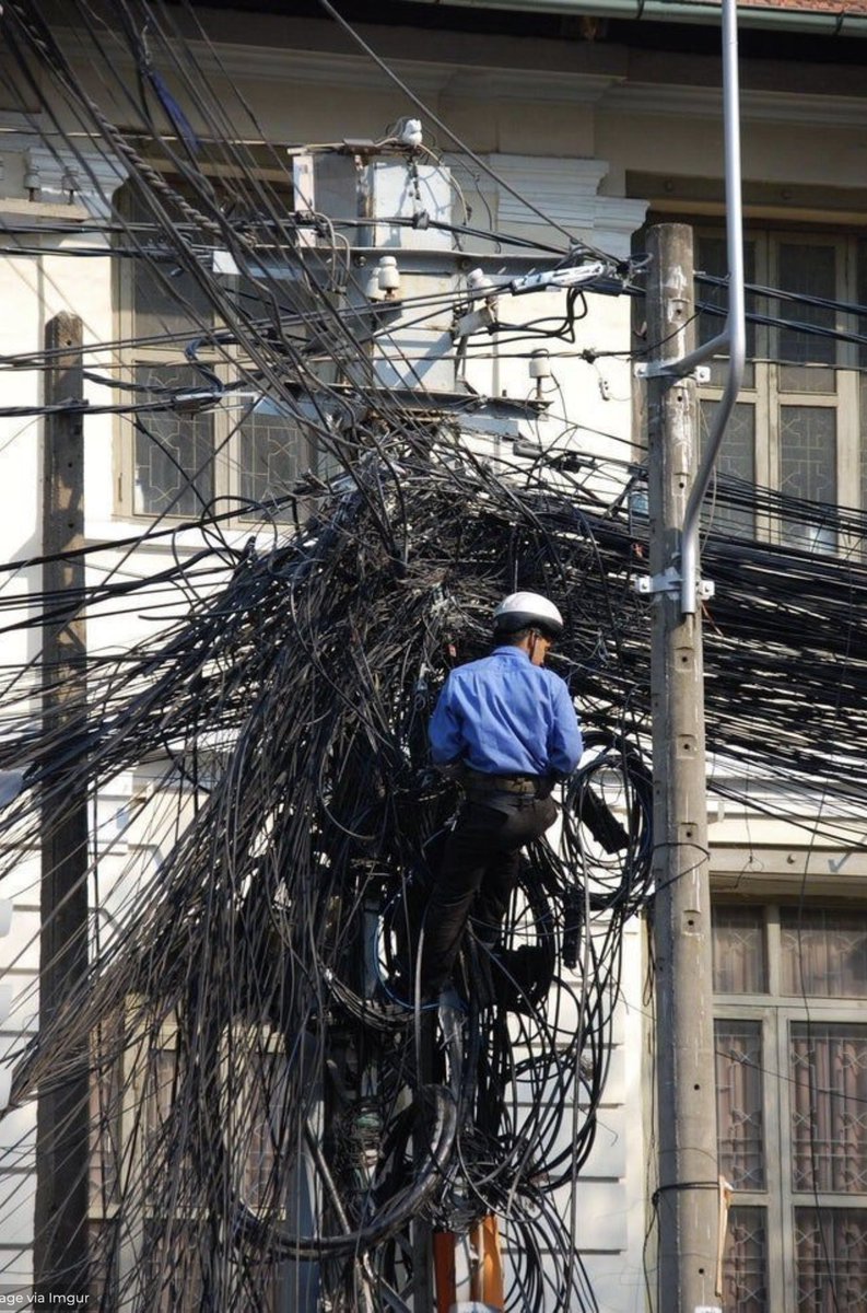 FierroGossman's tweet photo. En general las hermosas ciudades ponen de relive sus construcciones, parques, recintos culturales. En la CDMX algunas personas cuando se asoman por la ventana verán cables. Nuestra ciudad debería ser verde, el clima la favorece, los cables deberían pasar por debajo de las calles. https://t.co/f1xfg8epue