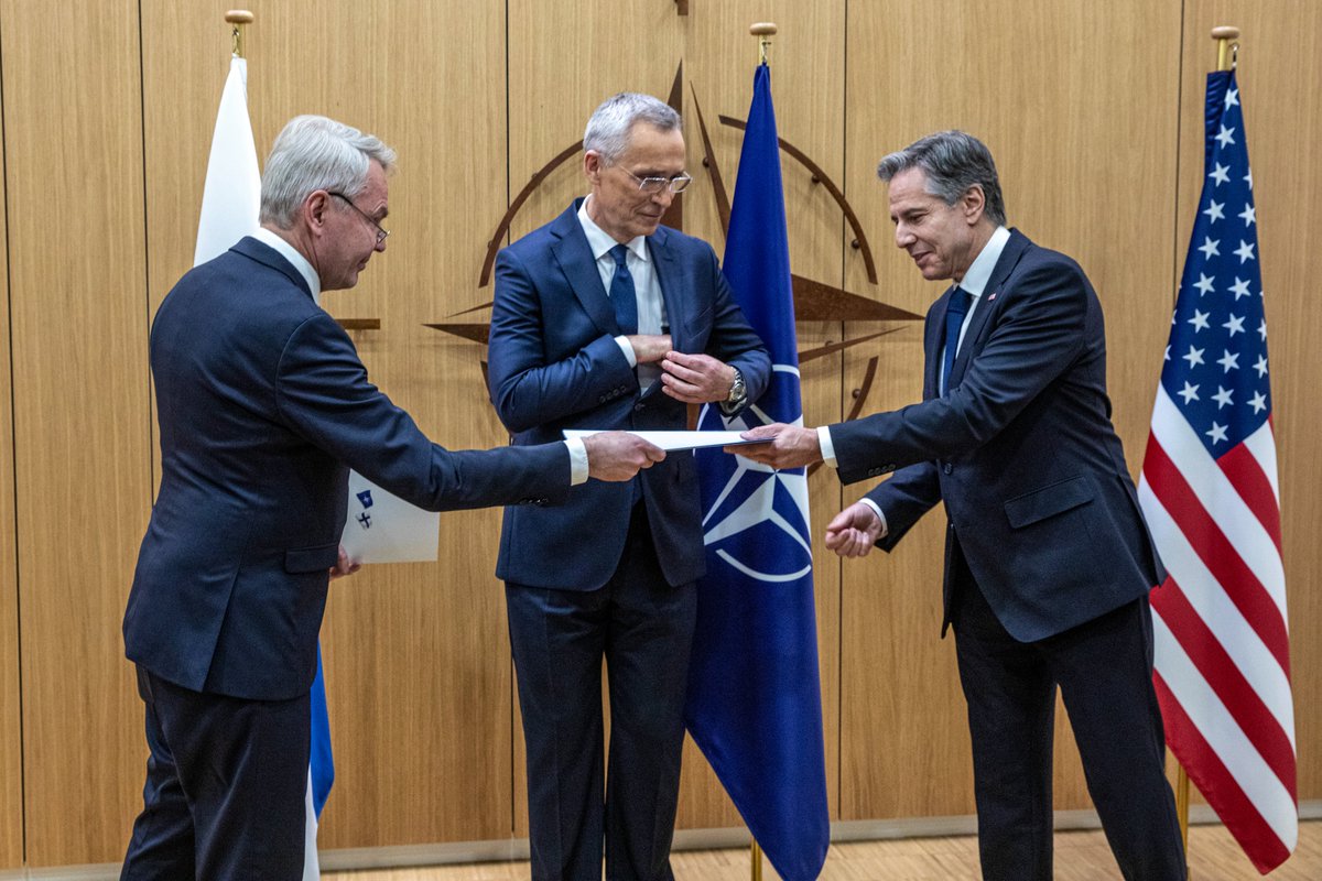 Ulkoministerio's tweet photo. Utrikesminister @Haavisto deponerade Finlands anslutningsinstrument i Bryssel. Finland är nu medlem i Nato. 

Tack till alla allierade för stödet under medlemskapsprocessen! 
#SuomiNATO #WeAreNATO https://t.co/2FikZz4LZz