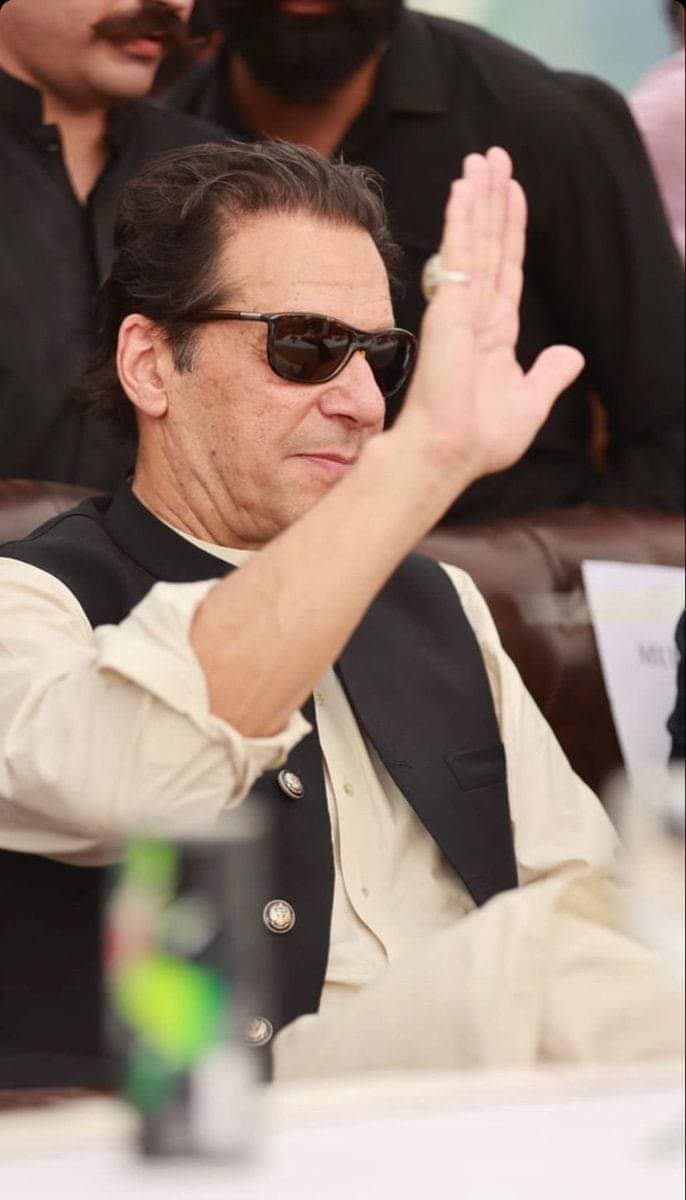 malikhamza3006's tweet photo. میرے مرشد عمران خان نے ایک مرتبہ کہاتھا کہ انکو گھسیٹ کر الیکشن میں لیکر آئیں گے 😂✌😂 https://t.co/mEnR2jvYxf