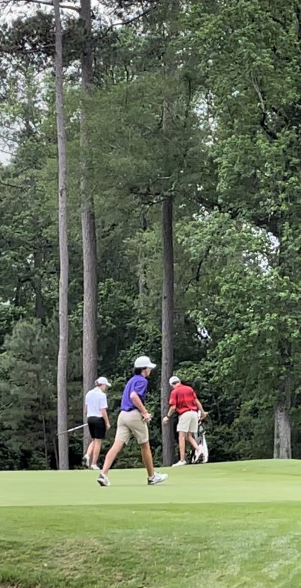 WillisGolfTeam's tweet photo. Colin strides off after his birdie putt on #5! https://t.co/s6zTW6cb3V