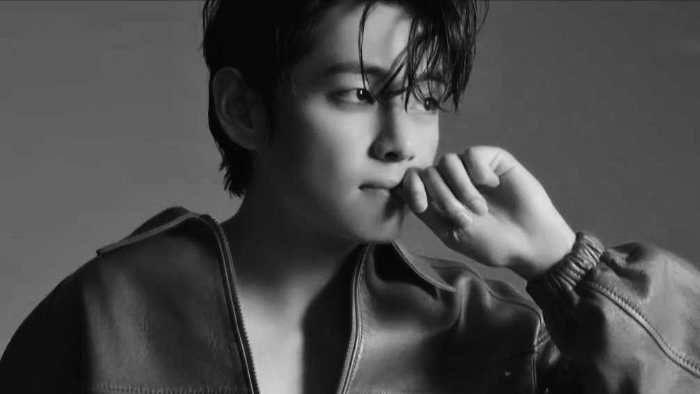 healwithtae's tweet photo. V — THE ONE AND ONLY https://t.co/zVxza9AUIH