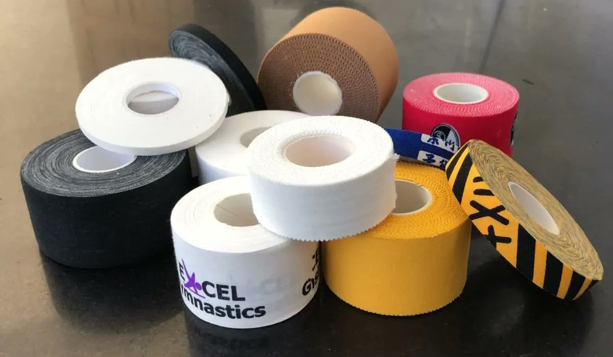 jiujitsunews8's tweet image. Brazilian Jiu-Jitsu puts a lot of emphasis on using your hands and fingers. Protecting your fingers is essential to avoid injuries and prolong your career. Read on to discover the best finger tapes for BJJ! buff.ly/3m6QbEs  #BJJ #fingerprotection #martialarts #jiujitsu