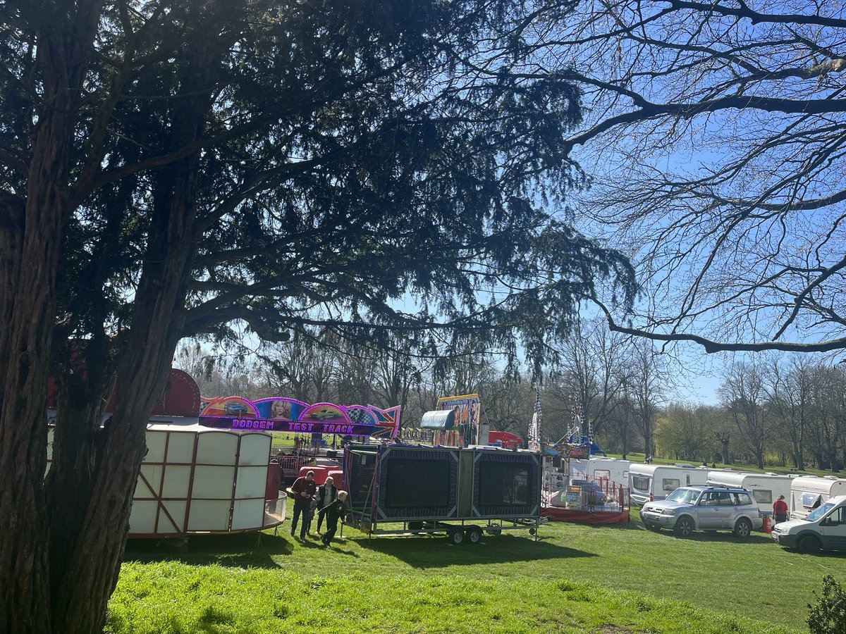 MeltonBid's tweet image. The Fair is coming to town! Setting up ready for opening in the park this Thursday 6th April from 1pm til 6pm, &amp;amp; open every day until 16th April #melton #easterholidays #easteractivitiesforkids #funfair #fairgroundrides