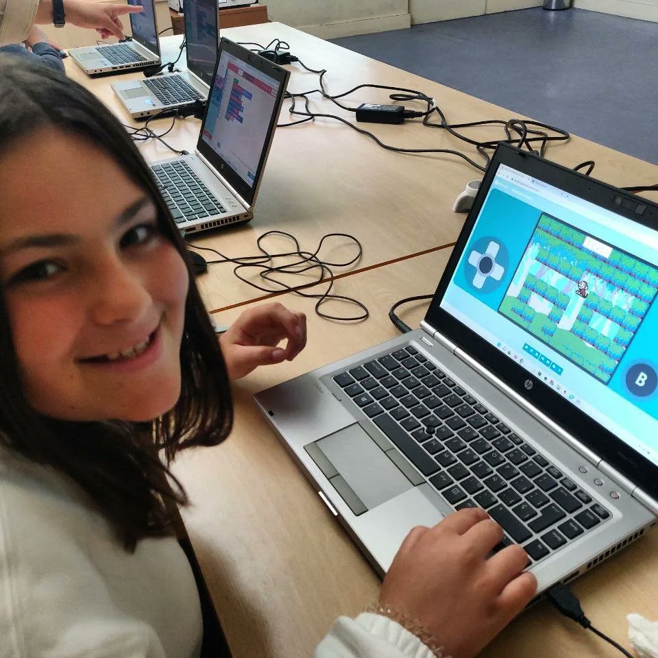 creatica_ong's tweet photo. Durante estos días de vacaciones celebramos, con el apoyo de @FMontemadrid y de @caixabank la #primaverageek en la Casa San Cristóbal, una ludoteca que mezcla actividades de cultura digital, experimentación con tecnologías y ocio digital, en un ambiente relajado que fomenta la curiosidad y el pensamiento crítico alrededor de la tecnología.

Buscamos despertar la #creatividad y las vocaciones #STEM a través de la #tecnología. Creamos videojuegos, aprendemos a diseñar e imprimir en 3D, experimentamos con el Internet de las Cosas, la robótica....

#semanasanta #ludoteca #educación  #villaverde #jóvenesycercanas