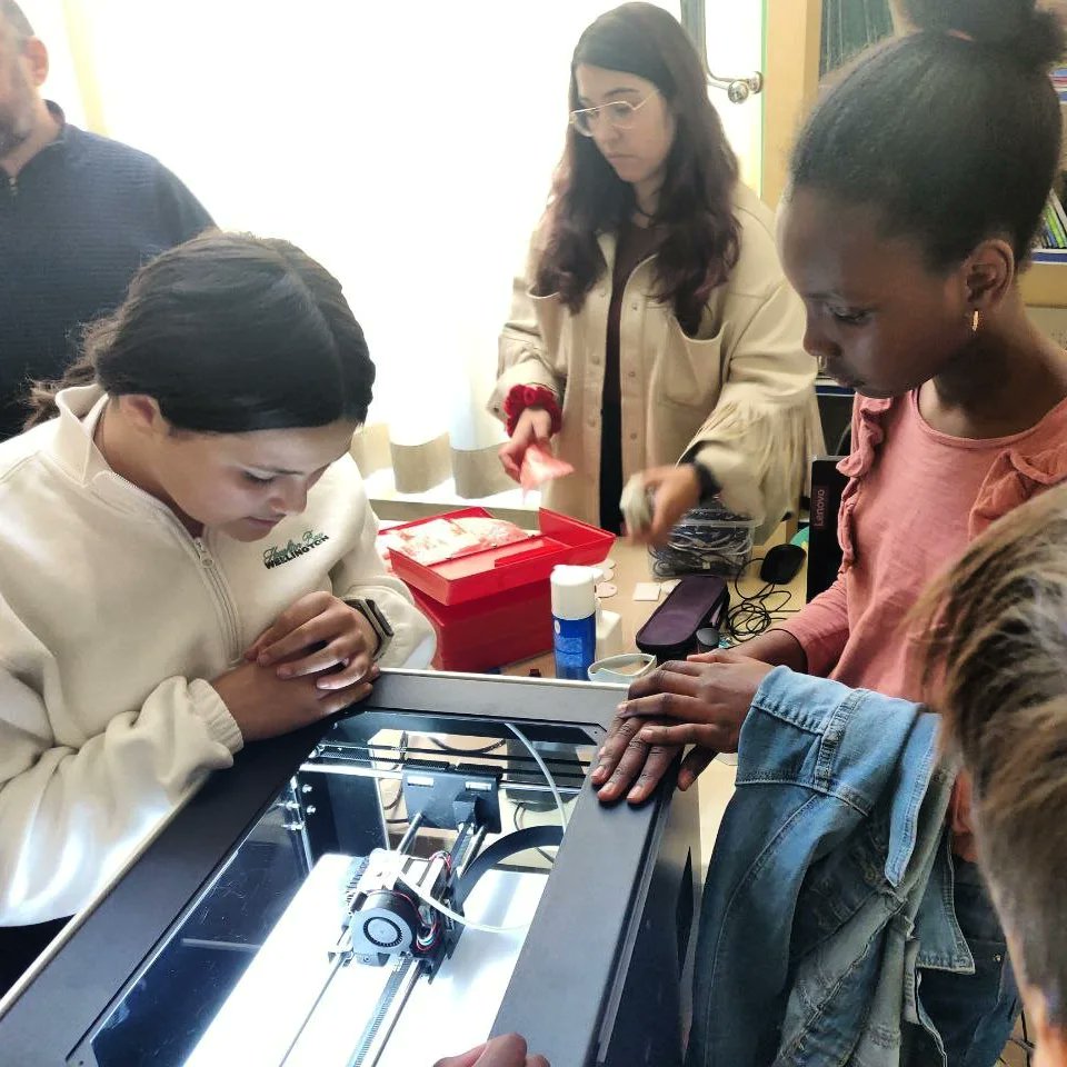 creatica_ong's tweet photo. Durante estos días de vacaciones celebramos, con el apoyo de @FMontemadrid y de @caixabank la #primaverageek en la Casa San Cristóbal, una ludoteca que mezcla actividades de cultura digital, experimentación con tecnologías y ocio digital, en un ambiente relajado que fomenta la curiosidad y el pensamiento crítico alrededor de la tecnología.

Buscamos despertar la #creatividad y las vocaciones #STEM a través de la #tecnología. Creamos videojuegos, aprendemos a diseñar e imprimir en 3D, experimentamos con el Internet de las Cosas, la robótica....

#semanasanta #ludoteca #educación  #villaverde #jóvenesycercanas