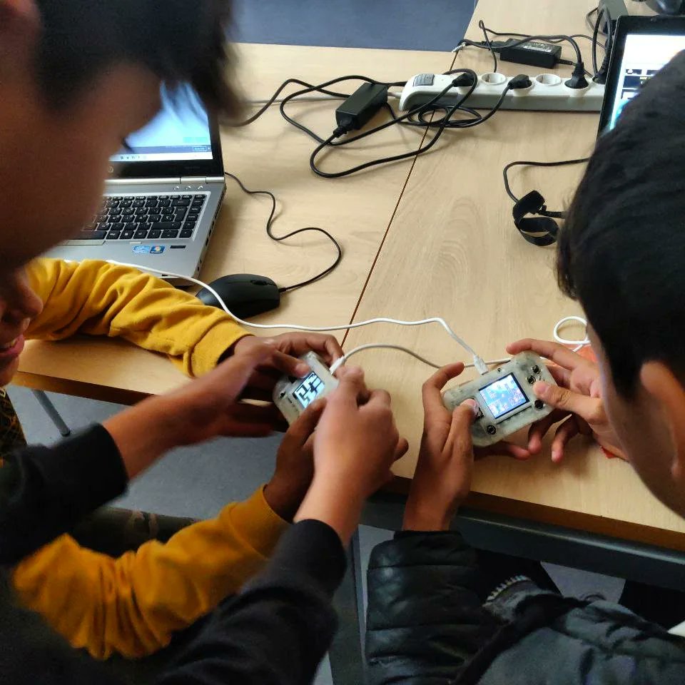 creatica_ong's tweet photo. Durante estos días de vacaciones celebramos, con el apoyo de @FMontemadrid y de @caixabank la #primaverageek en la Casa San Cristóbal, una ludoteca que mezcla actividades de cultura digital, experimentación con tecnologías y ocio digital, en un ambiente relajado que fomenta la curiosidad y el pensamiento crítico alrededor de la tecnología.

Buscamos despertar la #creatividad y las vocaciones #STEM a través de la #tecnología. Creamos videojuegos, aprendemos a diseñar e imprimir en 3D, experimentamos con el Internet de las Cosas, la robótica....

#semanasanta #ludoteca #educación  #villaverde #jóvenesycercanas