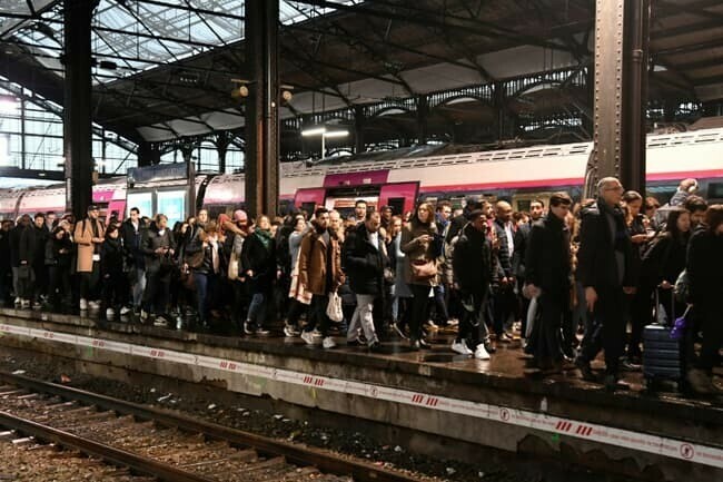 bfmbusiness's tweet photo. 🔴 EN DIRECT 
3 TGV sur 4, 1 TER sur 2... La SNCF publie ses prévisions de trafic pour la journée de jeudi
https://t.co/UVGpHYOast https://t.co/eYnVObs6jH