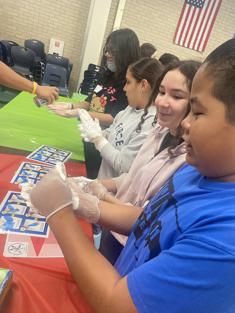 JazminParisSTEM's tweet photo. Our future Mustangs having a great time thanks to @NISDJaySEA ! @NISDJonesSTEM https://t.co/jOoOH4eZjj