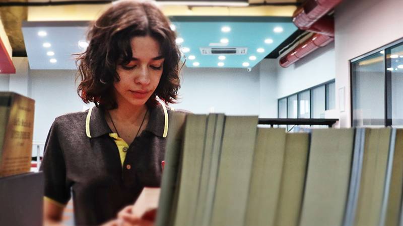 Gül Karen Aça, 18 yaşında başarılı bir öğrenci.

Diyarbakır'da doğup büyüyen Gül Karen Aça, iki sene önce, Google ve Oxford'un ortak inisiyatifi "Rise for the World" tarafından dünyanın en parlak 100 öğrencisinden biri seçilmişti. Yaşam boyu eğitim bursu kazanan Karen, dünyanın