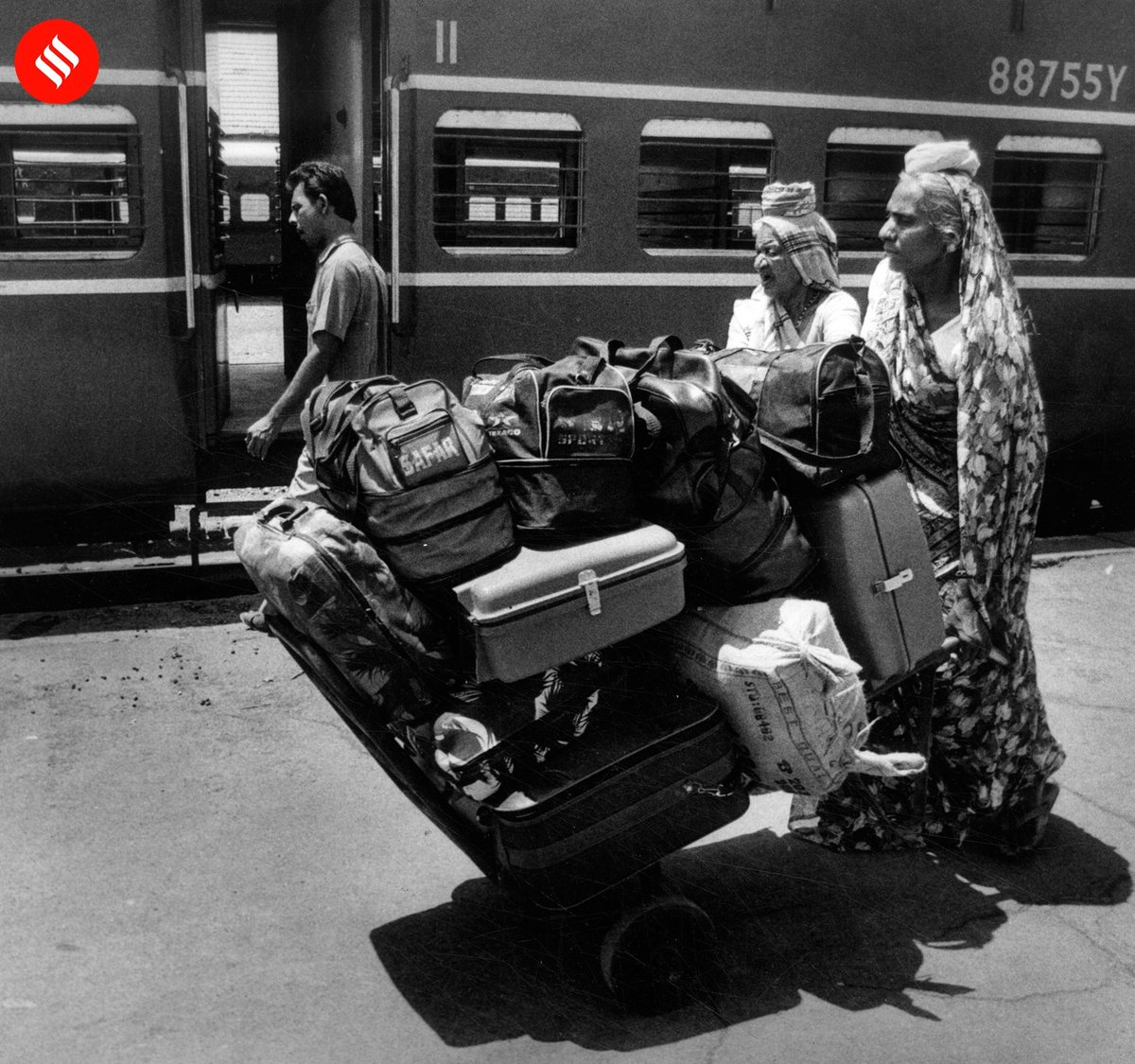 #ExpressArchives

Women porters push a cart of luggage at the railway station of Bhavnagar in Gujarat on 10 May, 1997.

Express photo by <a href="/mukesh_parpiani/">Mukesh Parpiani</a>