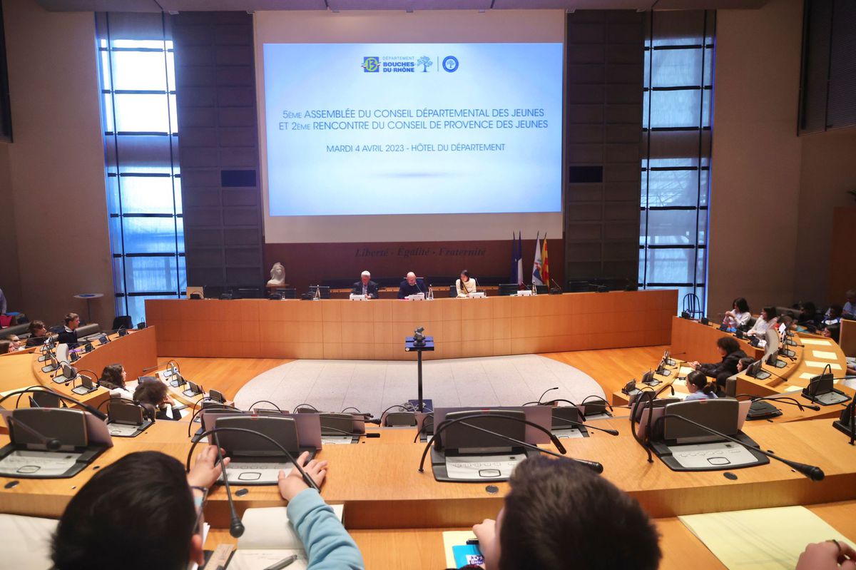 departement13's tweet photo. 🤝 #Citoyenneté en action
Ce matin, les jeunes ont pris la parole lors de la 5ème assemblée du #CDJ et de la 2ème rencontre du #CDPJ à l'Hôtel du Département.
Une occasion unique pour ces jeunes de s'exprimer et de faire entendre leur voix ! https://t.co/Xi4vbvvgD4