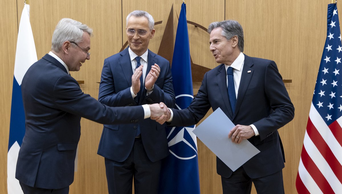 valtioneuvosto's tweet photo. Suomesta tuli puolustusliitto Naton jäsen 4.4.2023. 

Suomen Nato-jäsenyys alkoi lipunnostolla sekä Helsingissä että Naton päämajan edessä Brysselissä.

Suomen Nato-jäsenyys vahvistaa Suomen, Pohjoismaiden, Itämeren alueen sekä koko Naton turvallisuutta ja yhteistä puolustusta. https://t.co/ccCdjkYLQI