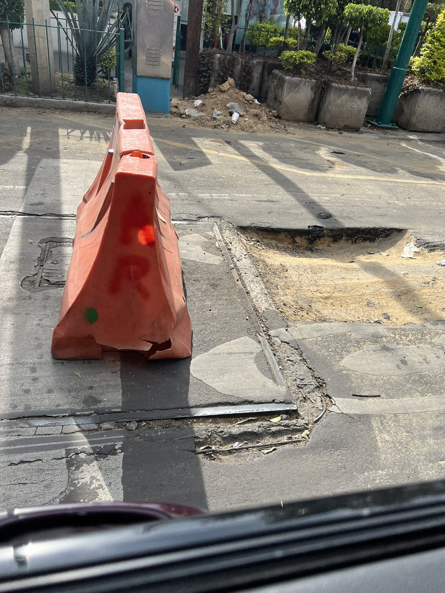 Y esto lo podrían atender? Lleva asi semanas… carril totalmente obstruido. Amores y Félix Cuevas @AlcaldiaBJ @STaboadaMx @AccionesBJ @Bj_comunidad @supercivicosmx @GobCDMX