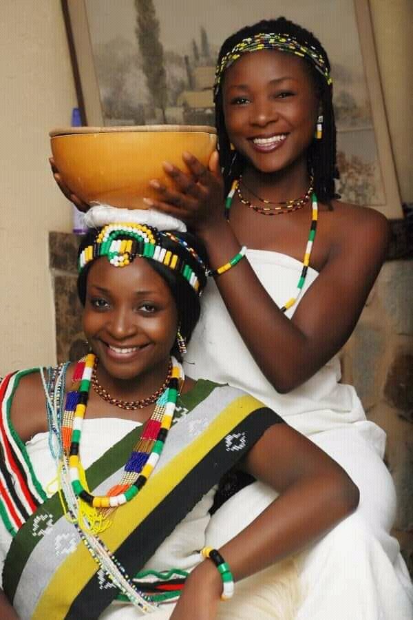 meemahnyako's tweet image. Plateau State has 17 local governments and each of these local government has their own tribes and culture. Now this is how an Afizere bride and bride's maid are dressed in Jos East Local Government of Plateau State.