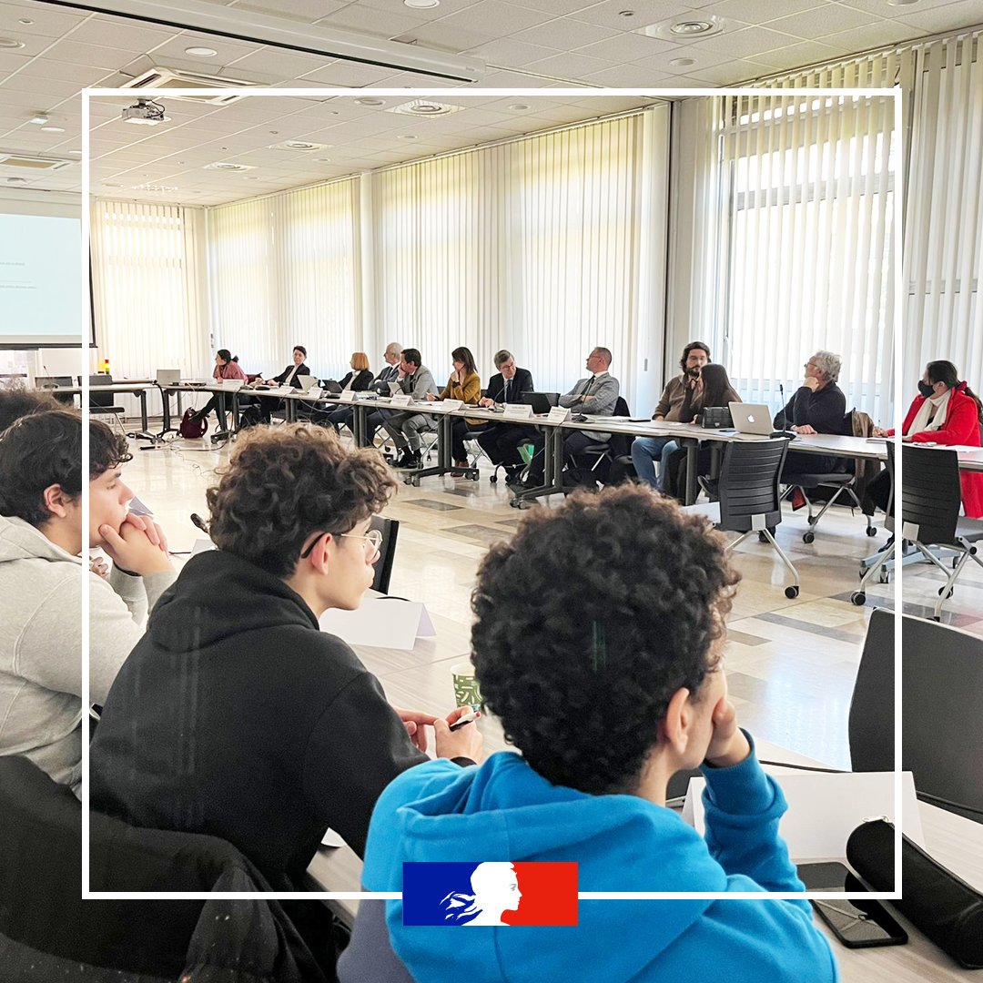 academielyon's tweet image. Le 2e #CAVL, conseil académique de vie lycéenne, s'est tenu aujourd'hui, au sein du rectorat de Lyon.
🔎 Santé mentale des lycéens, engagement des éco-délégués, réduction des inégalités... un programme riche, abordé avec les représentants lycéens, en présence de @DugripOlivier !