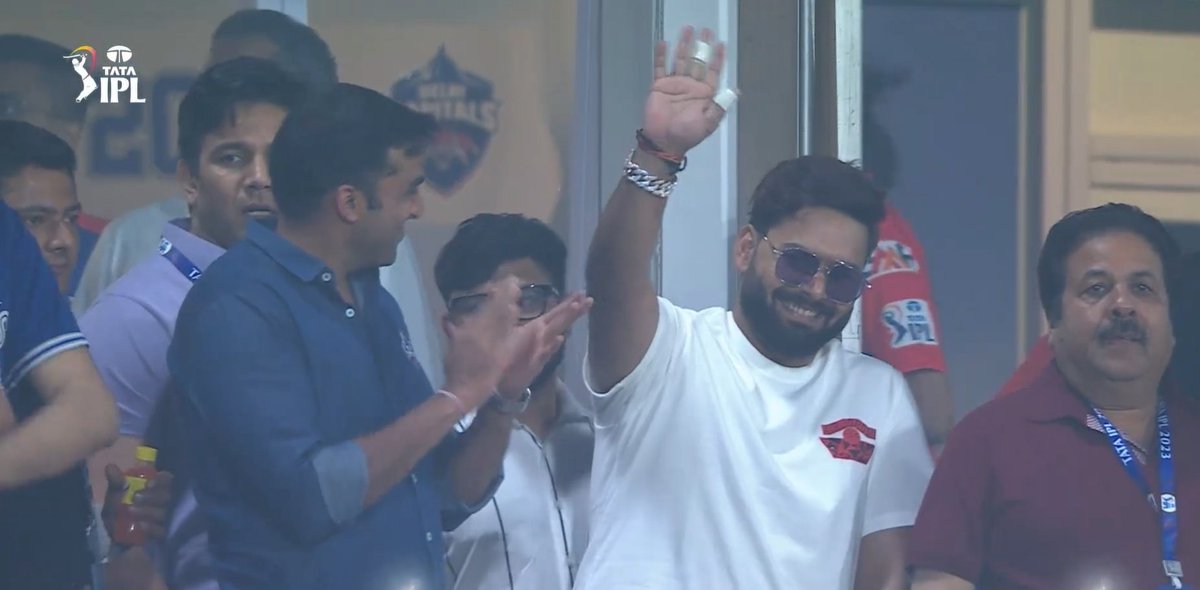 CricCrazyJohns's tweet photo. Rishabh Pant waving to all the fans in the stadium. https://t.co/DI5TyrwZy6
