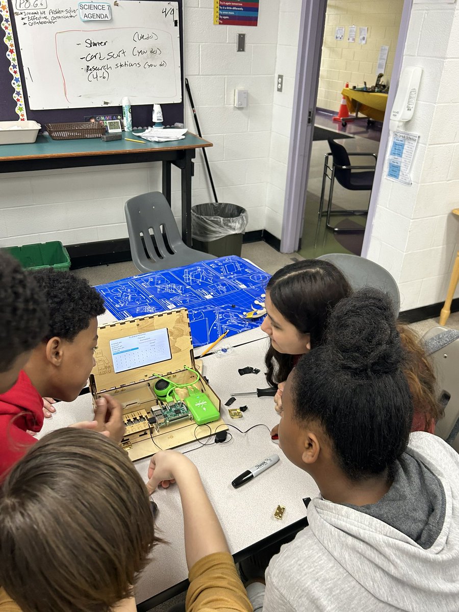 br_mrv's tweet image. We have power! Ss created their own Piper Computers, which they will use to discover the inner-workings and circuitry of actual computers. Loved the excitement! #STEMeducation #techedu #stem #designcycle #reynproud