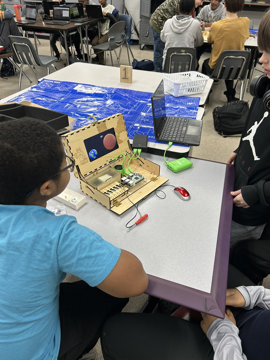 br_mrv's tweet image. We have power! Ss created their own Piper Computers, which they will use to discover the inner-workings and circuitry of actual computers. Loved the excitement! #STEMeducation #techedu #stem #designcycle #reynproud