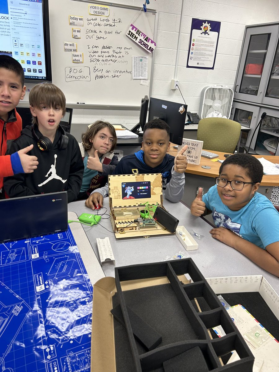 br_mrv's tweet image. We have power! Ss created their own Piper Computers, which they will use to discover the inner-workings and circuitry of actual computers. Loved the excitement! #STEMeducation #techedu #stem #designcycle #reynproud