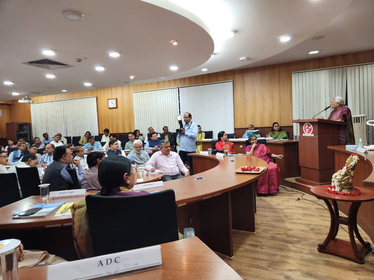 GovernorofUp's tweet photo. राज्यपाल एवं कुलाधिपति आनंदीबेन पटेल ने कर्नाटक की राजधानी बेंगलुरु में राष्ट्रीय मूल्यांकन एवं प्रत्यायन परिषद (नैक) द्वारा आयोजित राष्ट्रीय कार्यशाला को सम्बोधित किया। इस अवसर पर उन्होंने कहा कि शिक्षण संस्थानों में गुणवत्ता बनाये रखने के लिए नैक ग्रेडिंग एक आवश्यक प्रक्रिया है https://t.co/DmEQzmgQlc