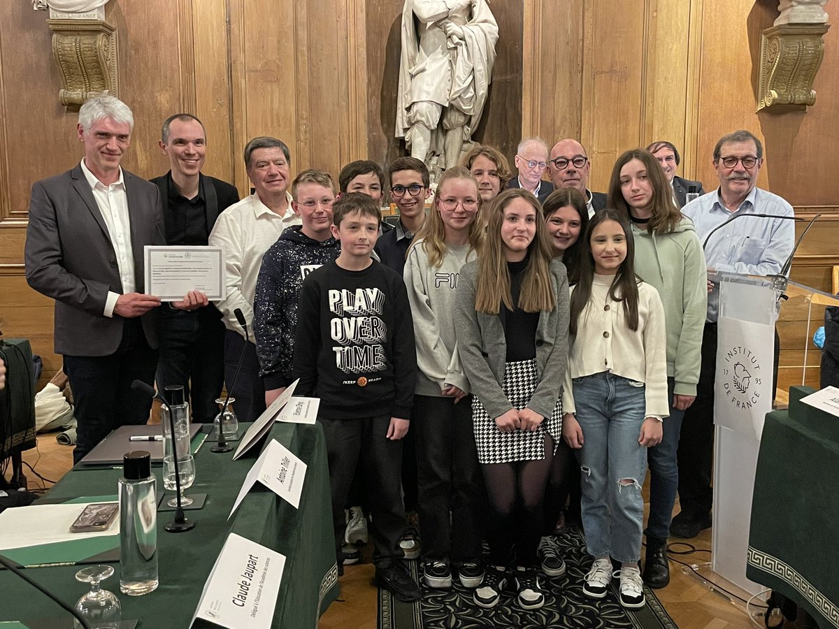 Fondation_Lamap's tweet photo. Julien Boquet et ses collègues (Collège Jean Moulin à Berck-sur-Mer) reçoivent un prix spécial Année Pasteur pour le projet mené avec 180 élèves de 6ème : "Découverte historique de la conservation des aliments" #PrixLamainalapate #Pasteur2022 https://t.co/MEd3maY4ze