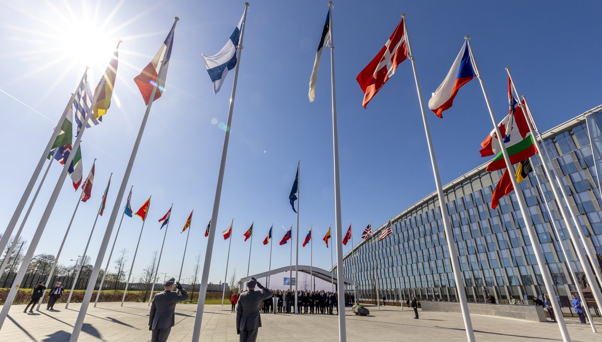 valtioneuvosto's tweet photo. Suomesta tuli puolustusliitto Naton jäsen 4.4.2023. 

Suomen Nato-jäsenyys alkoi lipunnostolla sekä Helsingissä että Naton päämajan edessä Brysselissä.

Suomen Nato-jäsenyys vahvistaa Suomen, Pohjoismaiden, Itämeren alueen sekä koko Naton turvallisuutta ja yhteistä puolustusta. https://t.co/ccCdjkYLQI