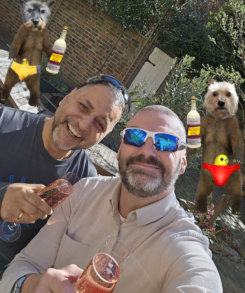 jennystape's tweet image. Definitely warm enough for our budgie smugglers CeeCee and Mr Robert....errrr got any millet???
@NormanTheCairn #BovverBoys #SpringInLondon #OutWivFriends