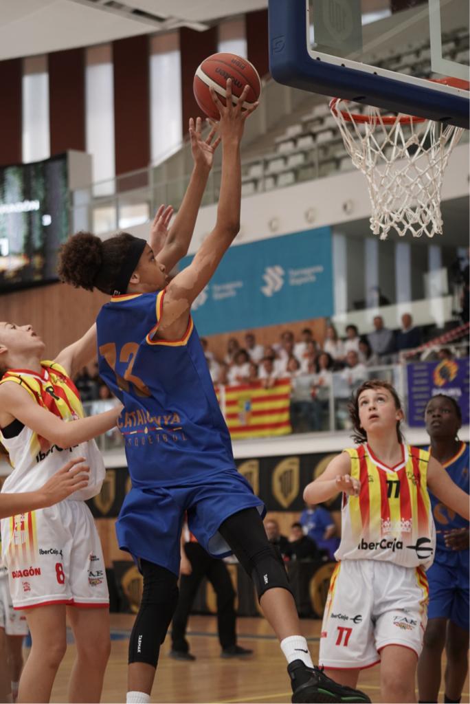 FCBQtecnic's tweet photo. SELECCIONS | 🏀La selecció catalana femenina ha superat amb un bon tram final a  l'Aragó (69-52) i demà jugarà contra Canàrias (9.30h) per acabar en la cinquena posició del Campionat d'Espanya Mini. El matx, al Pavelló Centre de @AjuntamentSalou
#a100ambelBasquet 
📷M.A.CHAZO https://t.co/iCjwUteYaO