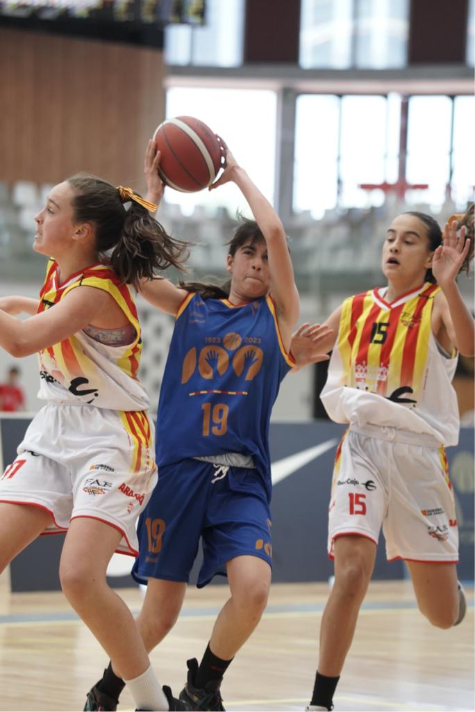 FCBQtecnic's tweet photo. SELECCIONS | 🏀La selecció catalana femenina ha superat amb un bon tram final a  l'Aragó (69-52) i demà jugarà contra Canàrias (9.30h) per acabar en la cinquena posició del Campionat d'Espanya Mini. El matx, al Pavelló Centre de @AjuntamentSalou
#a100ambelBasquet 
📷M.A.CHAZO https://t.co/iCjwUteYaO