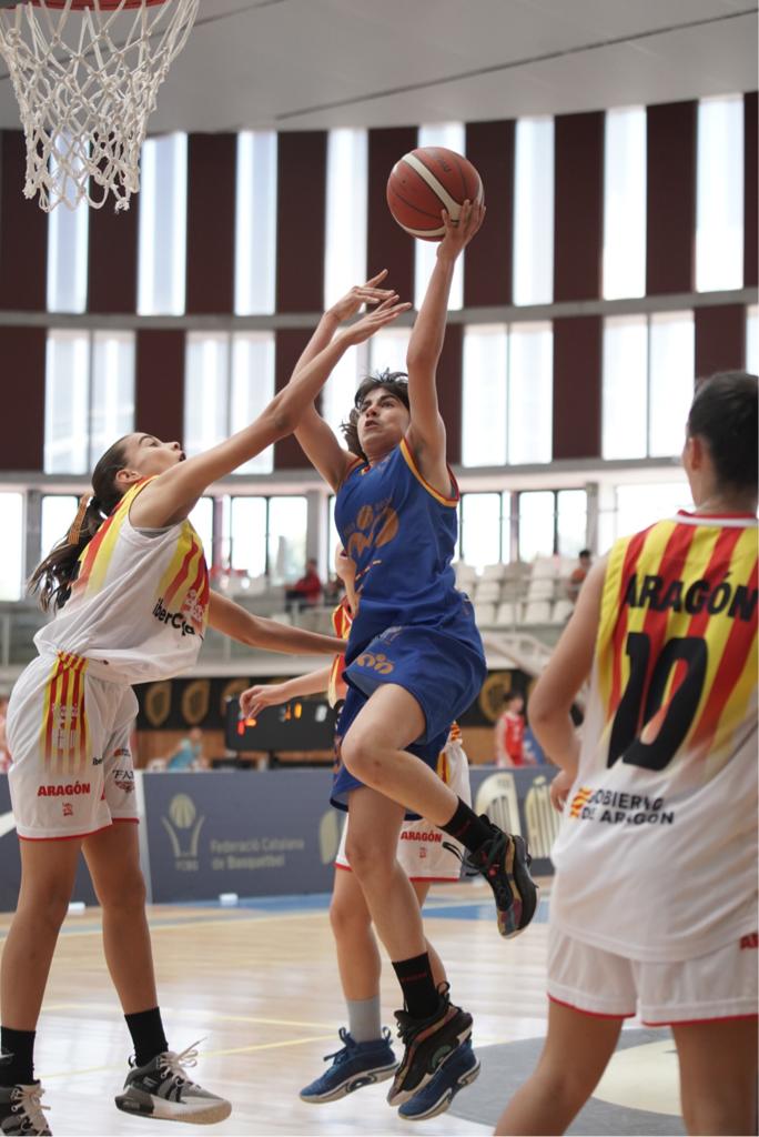 FCBQtecnic's tweet photo. SELECCIONS | 🏀La selecció catalana femenina ha superat amb un bon tram final a  l'Aragó (69-52) i demà jugarà contra Canàrias (9.30h) per acabar en la cinquena posició del Campionat d'Espanya Mini. El matx, al Pavelló Centre de @AjuntamentSalou
#a100ambelBasquet 
📷M.A.CHAZO https://t.co/iCjwUteYaO