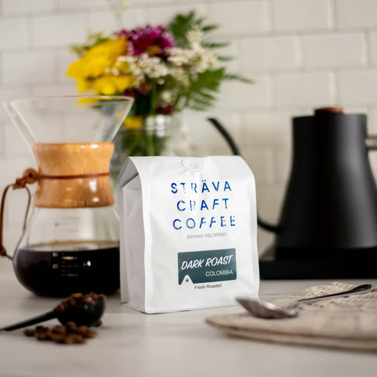 Sträva exclusively sources and roasts premium specialty-grade coffee: clean, sustainable, 100% Arabica beans - some of the most flavorful and sought after coffee beans from around the world.
