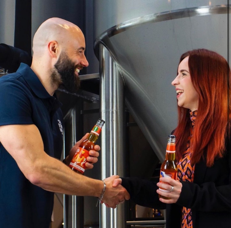 Student Marin van Ad Arts &amp; Crafts <a href="/RdamAcademy/">Rotterdam Academy</a>  <a href="/hsrotterdam/">Hogeschool Rotterdam</a> heeft 

de ontwerpwedstrijd gewonnen met haar design voor het etiket van het Rotterdamse Koningsbier!