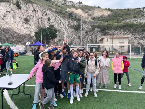 PhilippeBlua's tweet photo. Fier que l’@HopitalEuropeen soit partenaire de M24 sport santé, qui promeut le sport auprès des élèves. Et fier de participer à leur événement avec notre championne Clara Mattei qui brille en paranatation comme en qualité des soins. https://t.co/EOijNIzg34