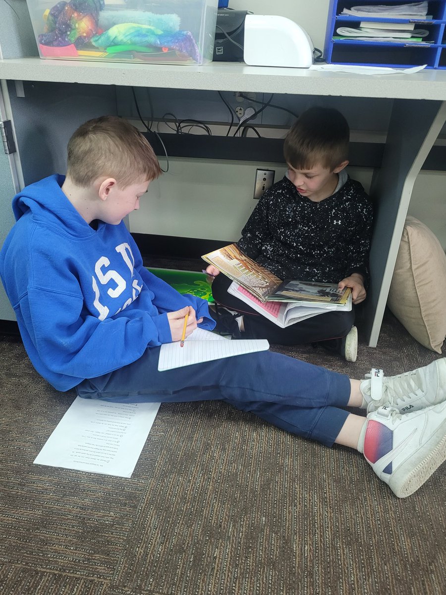 MrsSalleeJBS's tweet photo. 4th graders collecting thoughts for #LiteraryEssays #InTheWaterfall #ReadingDeeply #CollaborativeThinking #1GC https://t.co/55fS7f1ADo
