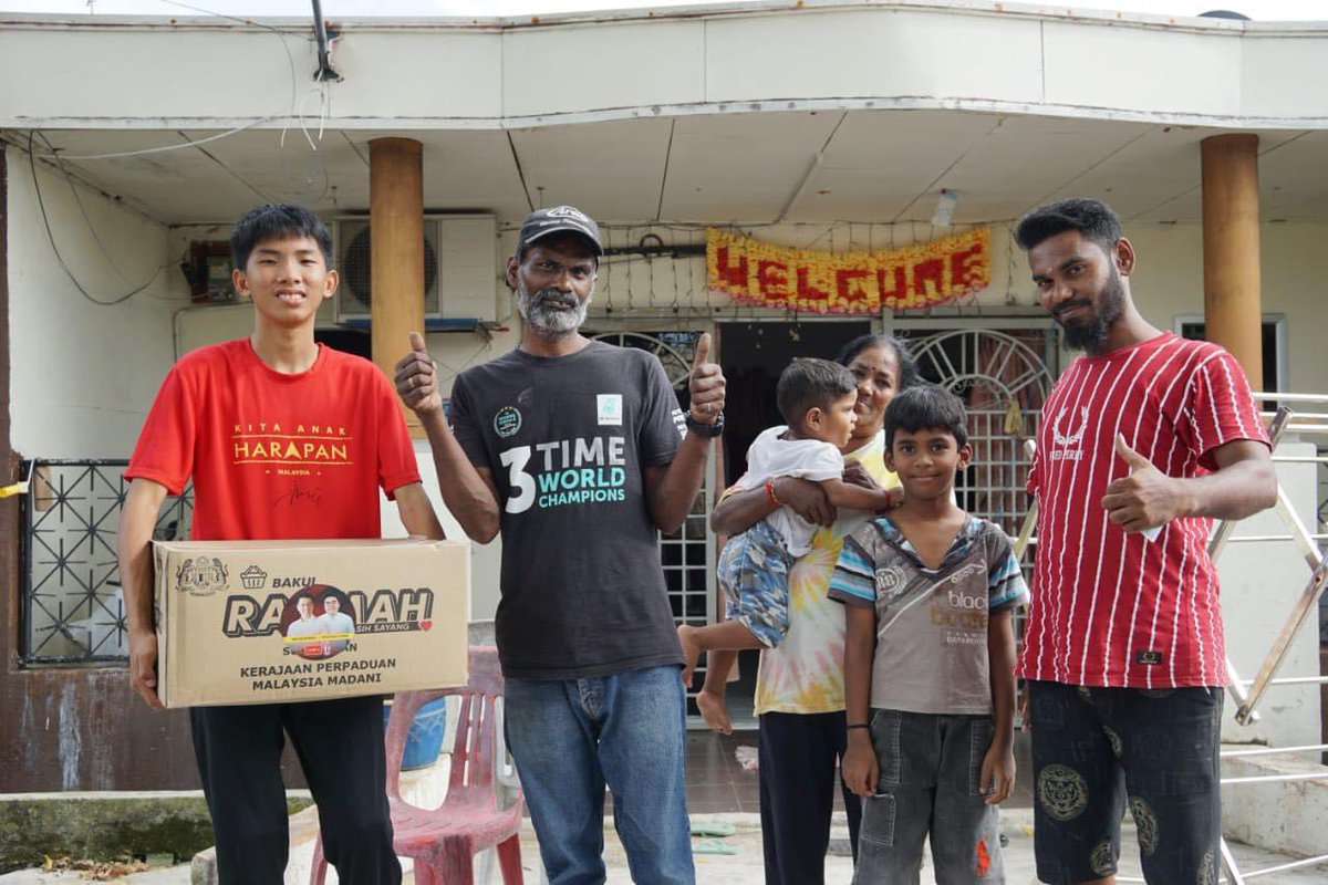 NgaKorMing's tweet photo. Bila saya sibuk bertugas di Putrajaya, pasukan khidmat saya di Teluk Intan pula sibuk berada di padang menyerahkan sumbangan kpd keluarga kurang mampu tanpa kira kaum &amp; agama. Semangat saling membantu adalah penting dlm usaha krjn perpaduan membina semula negara kita yg tercinta. https://t.co/nP8RgqSokc