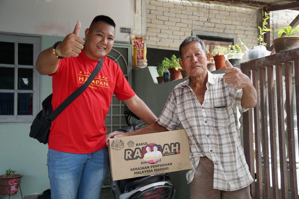 NgaKorMing's tweet photo. Bila saya sibuk bertugas di Putrajaya, pasukan khidmat saya di Teluk Intan pula sibuk berada di padang menyerahkan sumbangan kpd keluarga kurang mampu tanpa kira kaum &amp; agama. Semangat saling membantu adalah penting dlm usaha krjn perpaduan membina semula negara kita yg tercinta. https://t.co/nP8RgqSokc