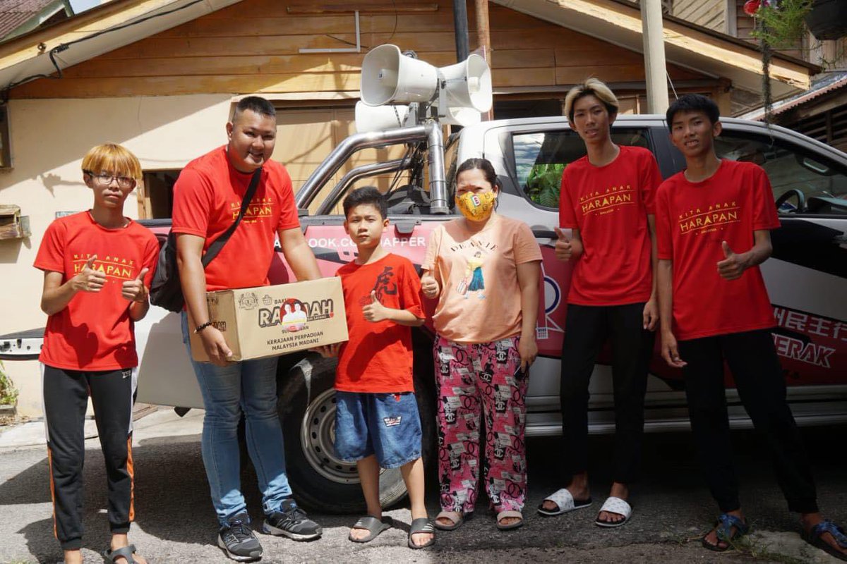 Bila saya sibuk bertugas di Putrajaya, pasukan khidmat saya di Teluk Intan pula sibuk berada di padang menyerahkan sumbangan kpd keluarga kurang mampu tanpa kira kaum &amp; agama. Semangat saling membantu adalah penting dlm usaha krjn perpaduan membina semula negara kita yg tercinta.