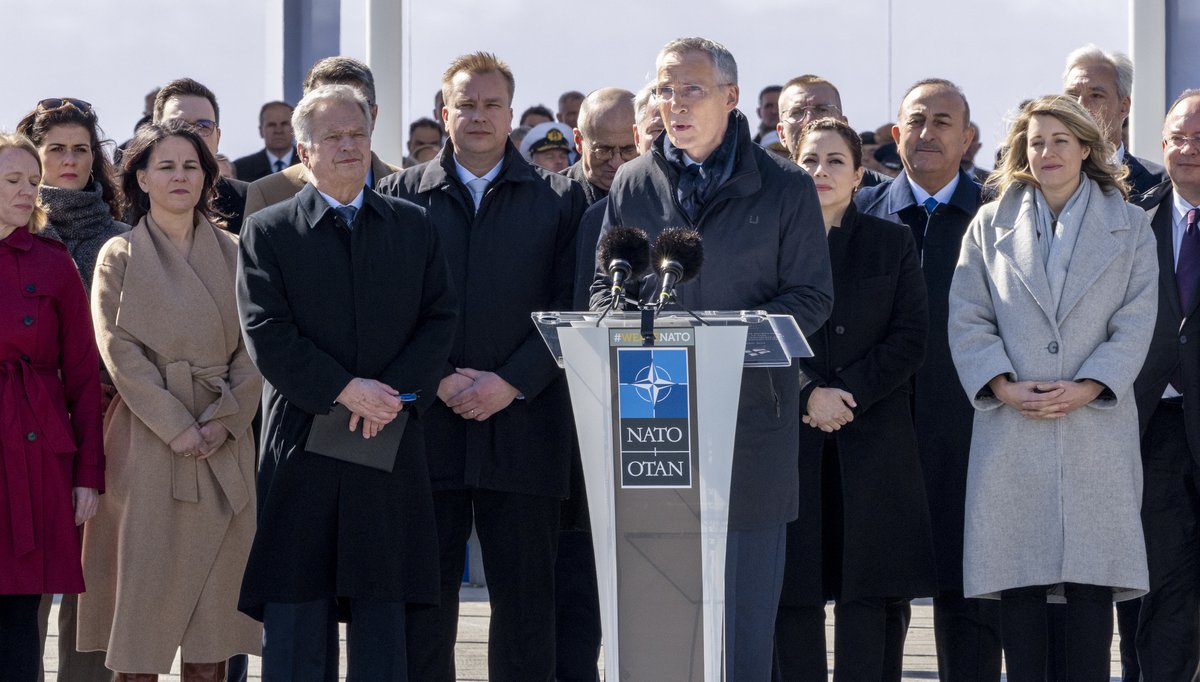 valtioneuvosto's tweet photo. Finland blev medlem i försvarsalliansen Nato den 4 april 2023. 

Natomedlemskapet inleddes med flagghissning i Helsingfors och i Bryssel.

Finlands Natomedlemskap stärker Finlands, Nordens och Östersjöregionens säkerhet, men också Nato och alliansens kollektiva försvar. https://t.co/k3g1PKT2CN