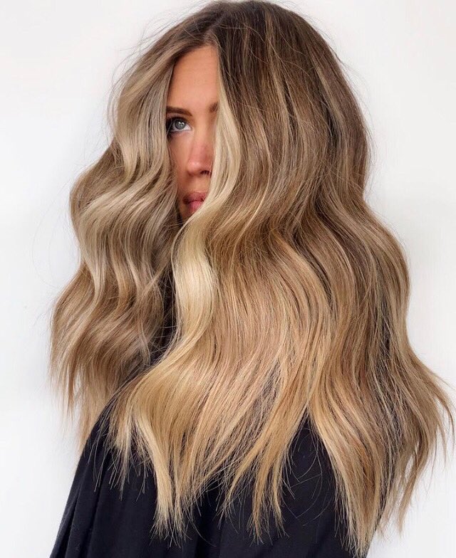 Take inspiration from this lived-in balayage.✨ What do you think of this on-trend look?