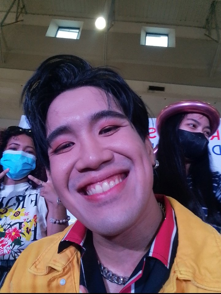 corpancake's tweet photo. so before the day ends, i jus wanna say happy birthday to kuya max!! genuinely thankful for you, your whole existence can bright up my everyday :< so thank u so much for being u! labyu <33 @1stoneofc_max 

THE GREATEST MAX
#MaxTurns25 #HappyMaxDay
#1stOne #1stOne_MAX https://t.co/SWSVrOkzLC