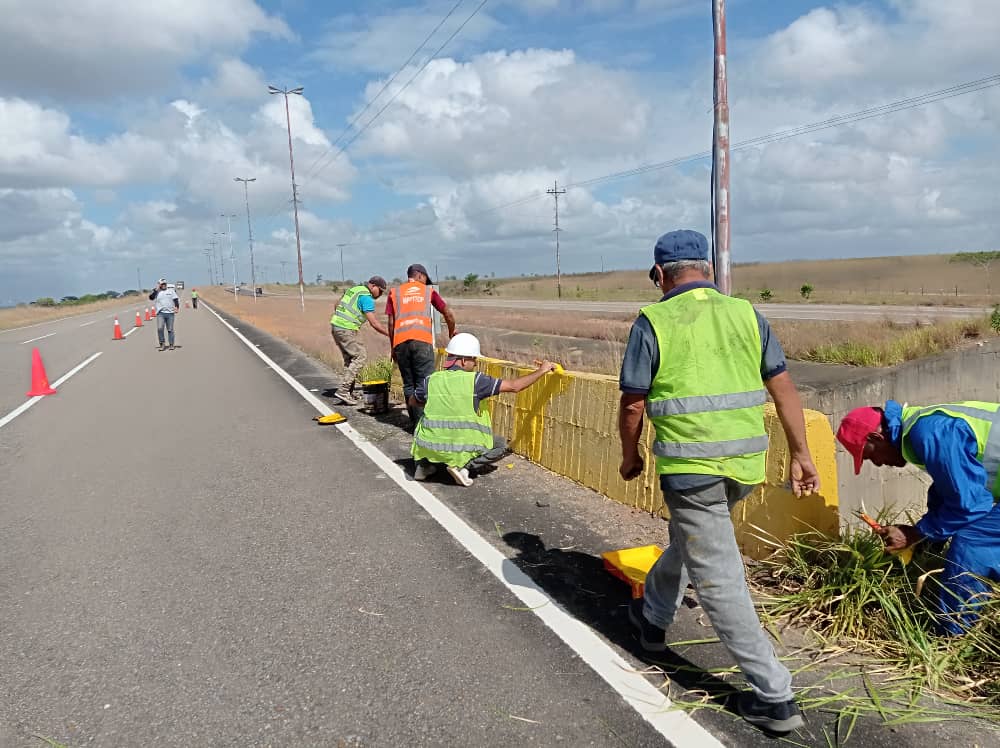mppop_monagas's tweet photo. #Enterate En cumplimiento de las instrucciones del Presidente Nicolás Maduro, el #MPPPOP Monagas realiza trabajo de aplicación de pintura en paso carretero a 2 kilómetros del puente de ingreso a la autopista la vinotinto.
#SemanaMayorEnAmor
@MPPOP_OFICIAL
@GRaulparedes https://t.co/XimiS0Ahdb