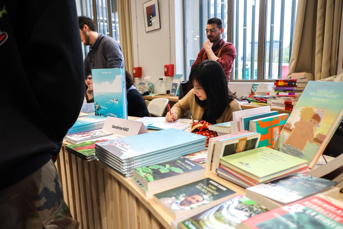 PDLGrenoble's tweet photo. Alors que le festival touche à sa fin, retour en image sur quelques auteurs et autrices en train de dédicacer. C'était samedi lors de l'inauguration du festival !
Photos de Auriane Poillet
#dédicace #festivallitteraire #PDLGrenoble2023 https://t.co/4l9aSNZwuf