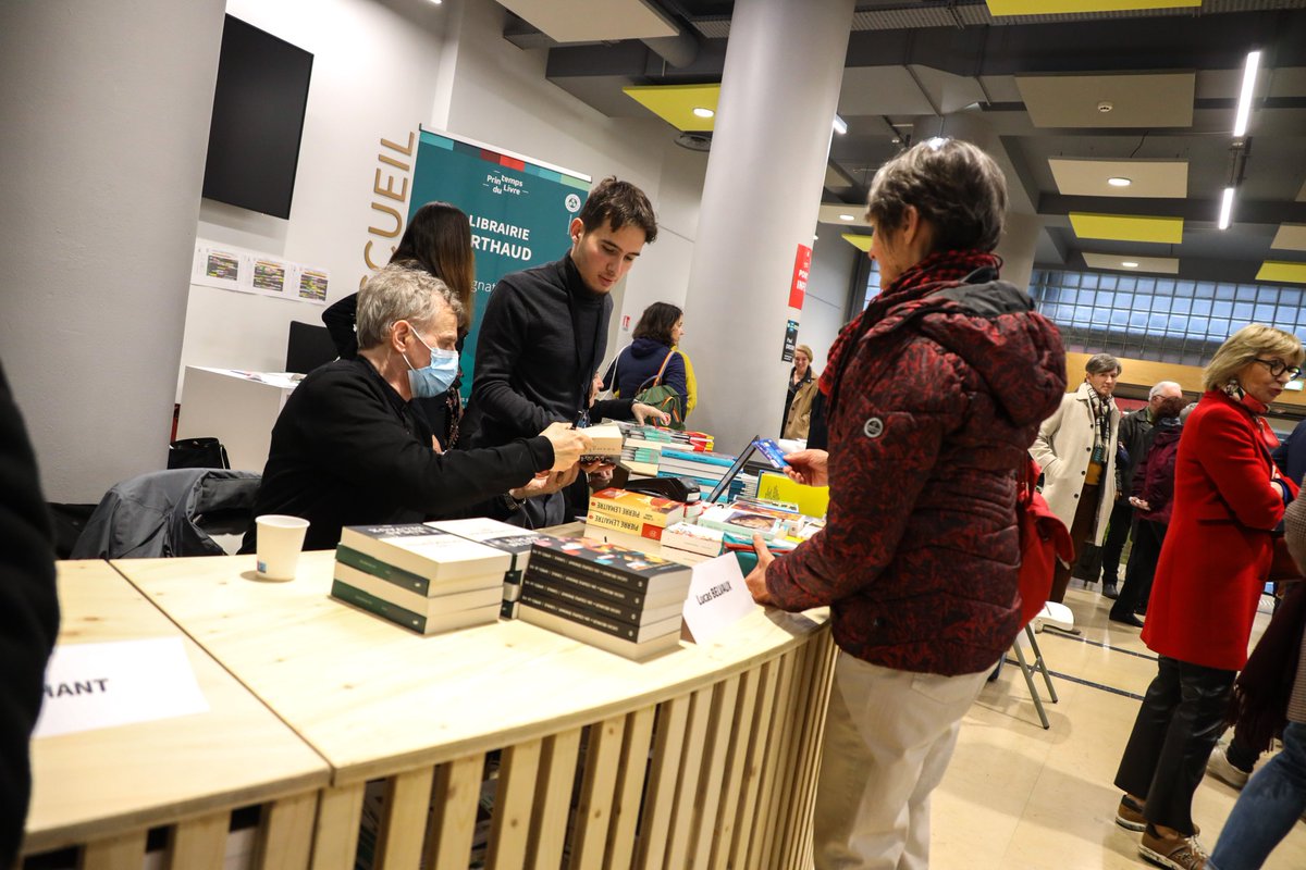 Alors que le festival touche à sa fin, retour en image sur quelques auteurs et autrices en train de dédicacer. C'était samedi lors de l'inauguration du festival !
Photos de Auriane Poillet
#dédicace #festivallitteraire #PDLGrenoble2023